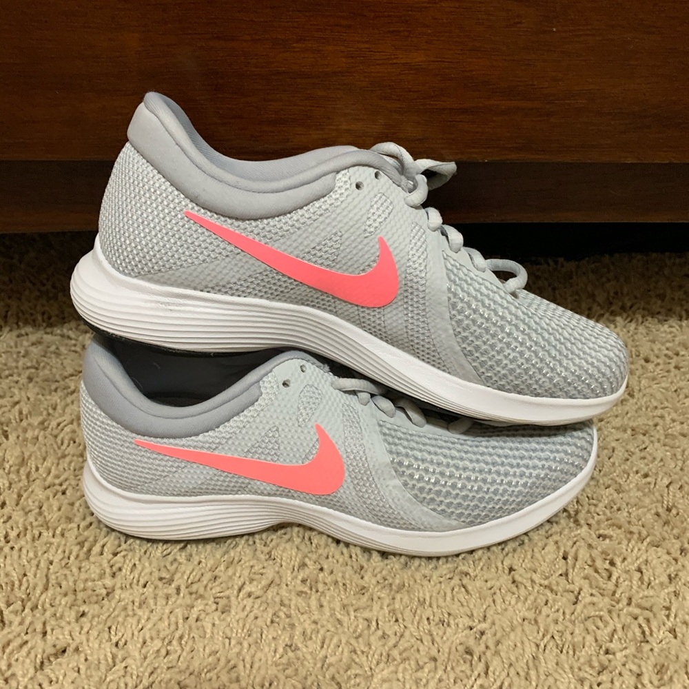 Nike Revolution 4